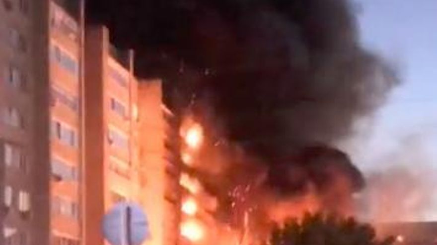 Imágenes del incendio provocado por la colisión de un avión ruso contra un edificio residencial en la localidad de Yeysk, cerca de la frontera con Ucrania.