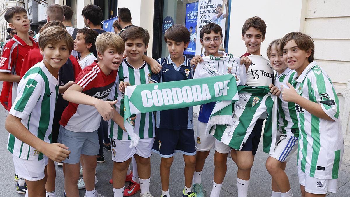 Isma Ruiz y Kevin Medina firman autógrafos a los aficionados del Córdoba CF