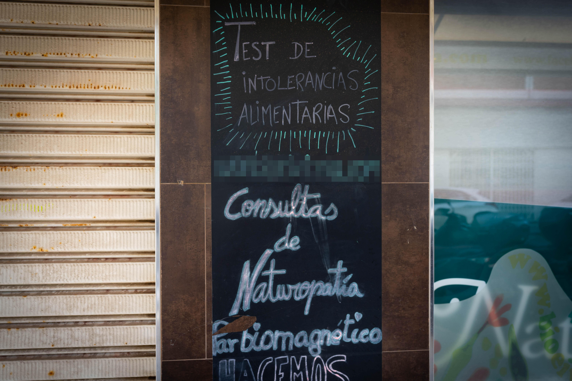 Un cartel que anuncia prácticas de naturoterapia en Eivissa 