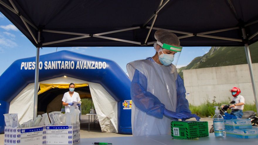 Miembros de los servicios de salud realizan pruebas PCR en el polígono de Guadamia, Asturias, este domingo. EFE/Alberto Morante