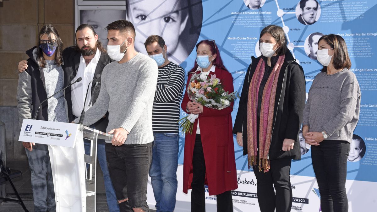 Alex Moreno, hermano de Fabio, interviene acompañado de dos familiares (i), Javier Asla (tío materno), Arantxa Asla (madre), Aitziber Oliva (alcaldesa de Erandio) y Beatriz Artolazabal, consejera de Justicia
