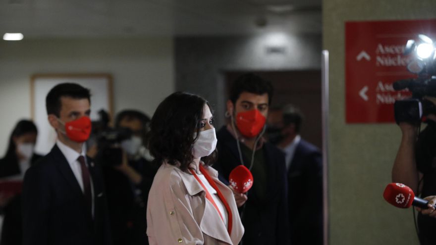 La candidata del PP a la Presidencia de la Comunidad de Madrid, Isabel Díaz Ayuso ofrece declaraciones a los medios a su llegada al primer debate electoral previo a los comicios a la Asamblea de Madrid