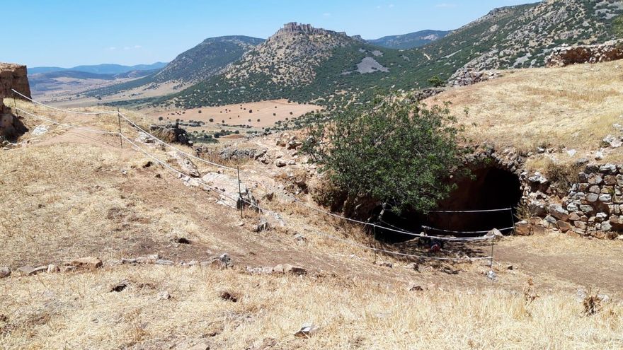 Itinerario marcado para las visitas guiadas por el castillo de Salvatierra con Calatrava La Nueva al fondo
