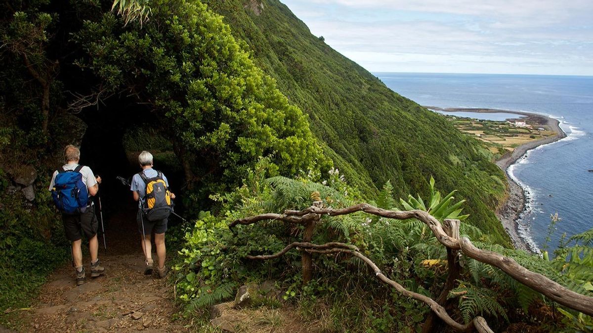 Senderismo en Fajã do Santo Cristo, en la isla de São Jorge (Azores)