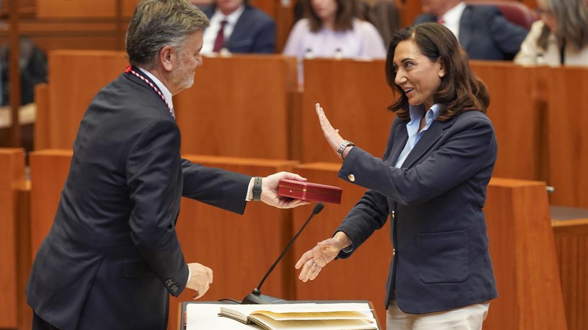 Alicia Gallego rechaza la medalla durante el pleno de las Cortes, este martes