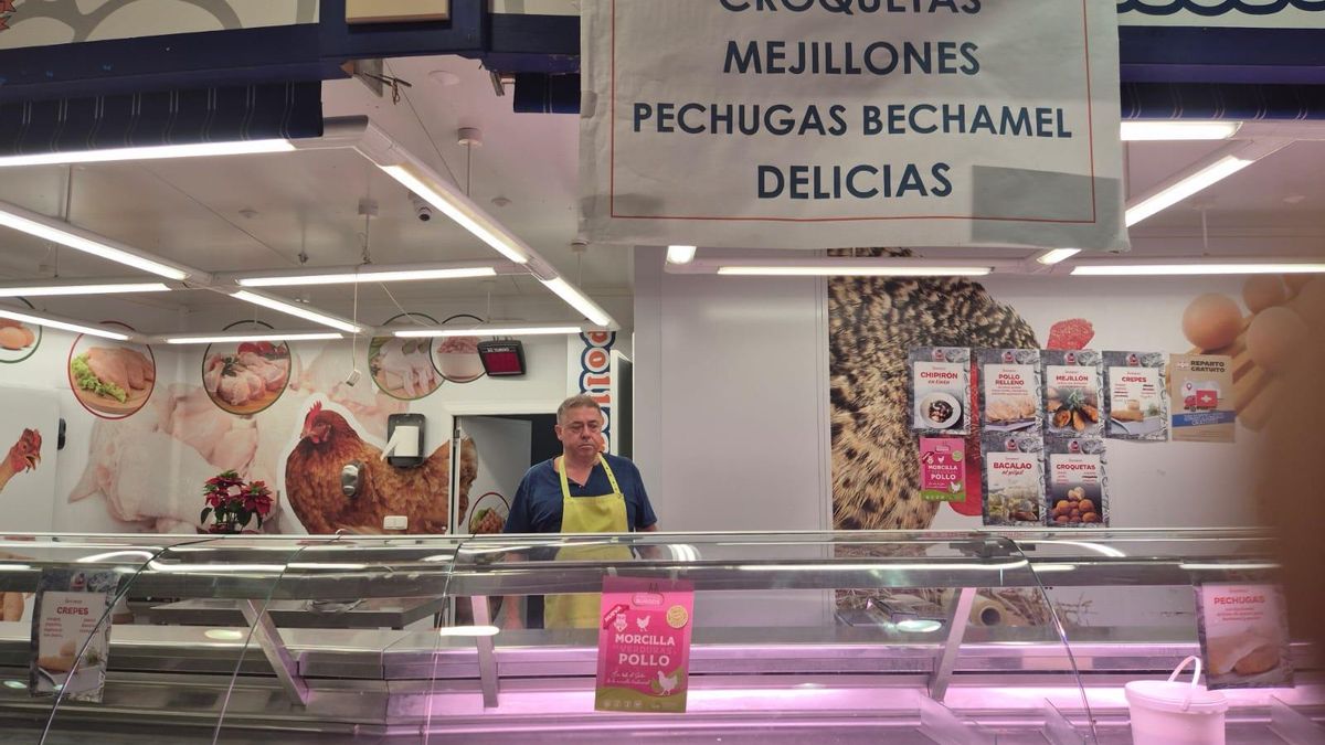 El responsable de la Pollería Txetxu en su establecimiento.