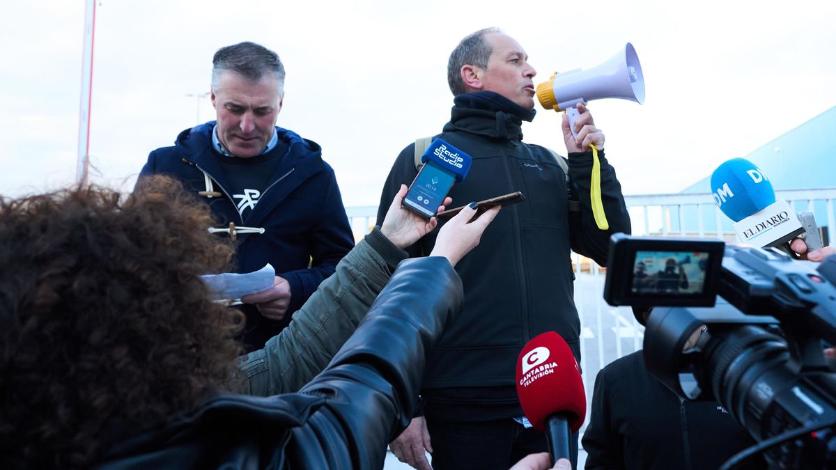 El presidente del comité del sindicato unitario, Álvaro Fernández, y el delegado sindical de SITA-USO, José Antonio Calvente, durante una manifestación de los trabajadores de la empresa Aspla.