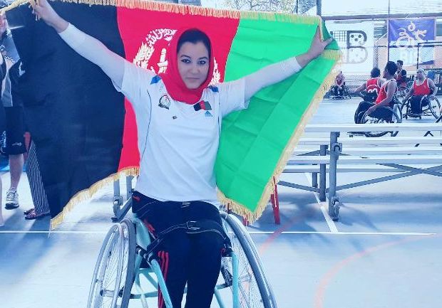 Latifa, jugadora del equipo paralímpico de baloncesto espera su evacuación a España.