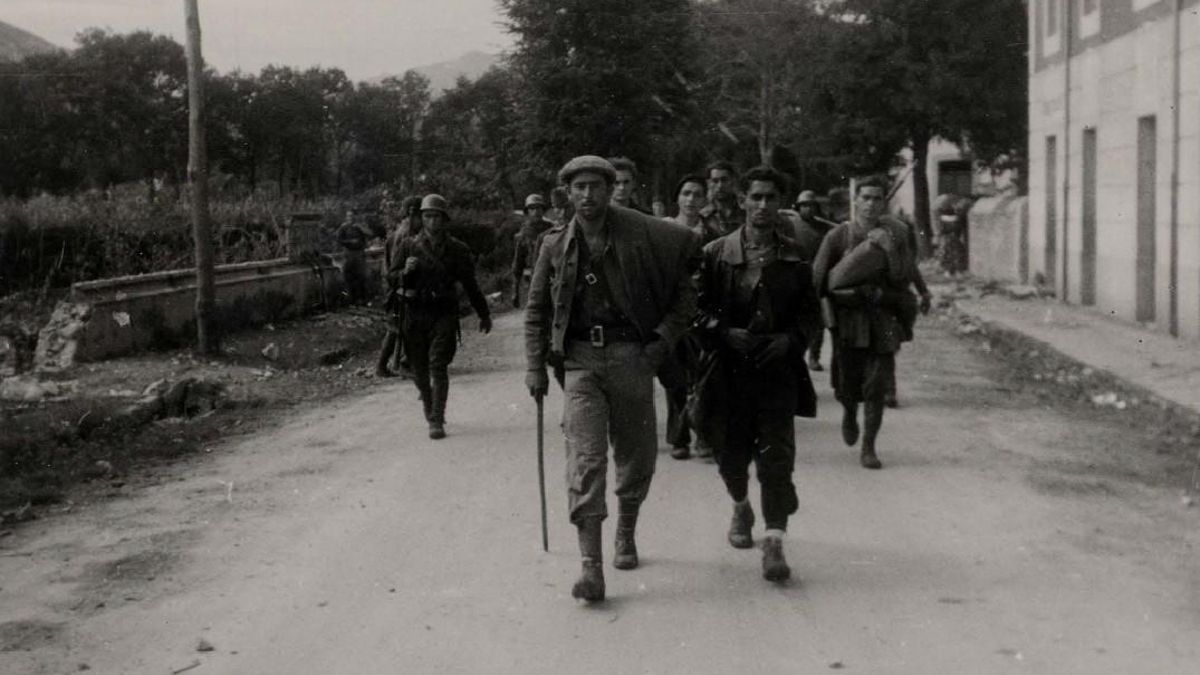 Prisioneros siendo trasladados al trabajo en el frente de León, en septiembre de 1937.