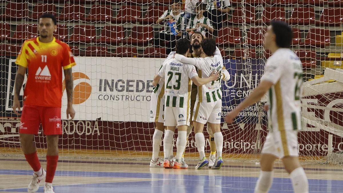 Jugadores celebran el gol de Fabio 
