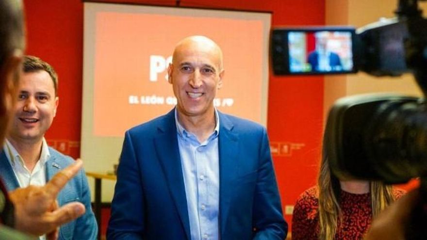 Pegada de carteles del candidato del PSOE al Ayuntamiento de León, José Antonio Diez