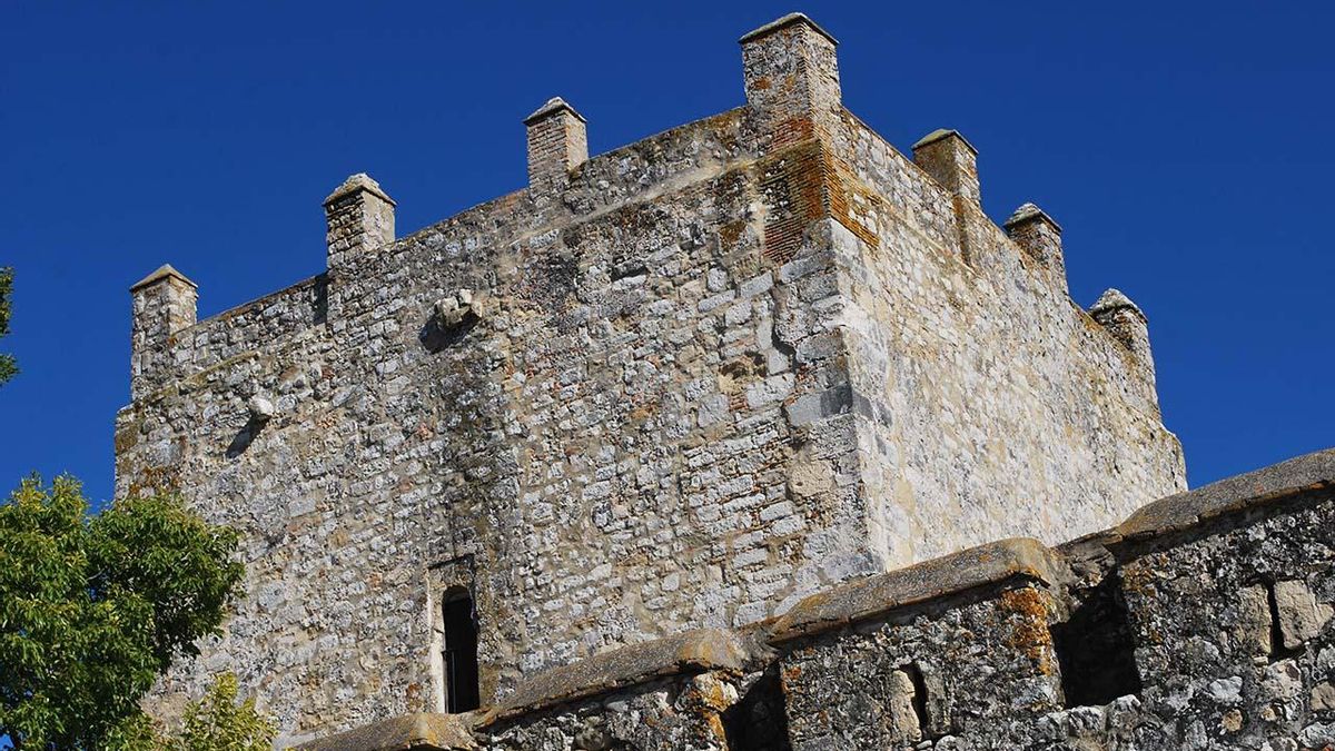 Construido junto a unos antiguos baños de aguas sulfurosas, este castillo gaditano aún conserva su torre, sus murallas y su aljibe