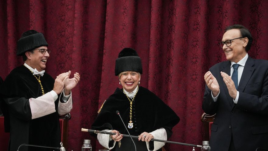 La primera rectora de la Universidad de Sevilla inaugura su mandato con un compromiso de unidad y defensa de la pública