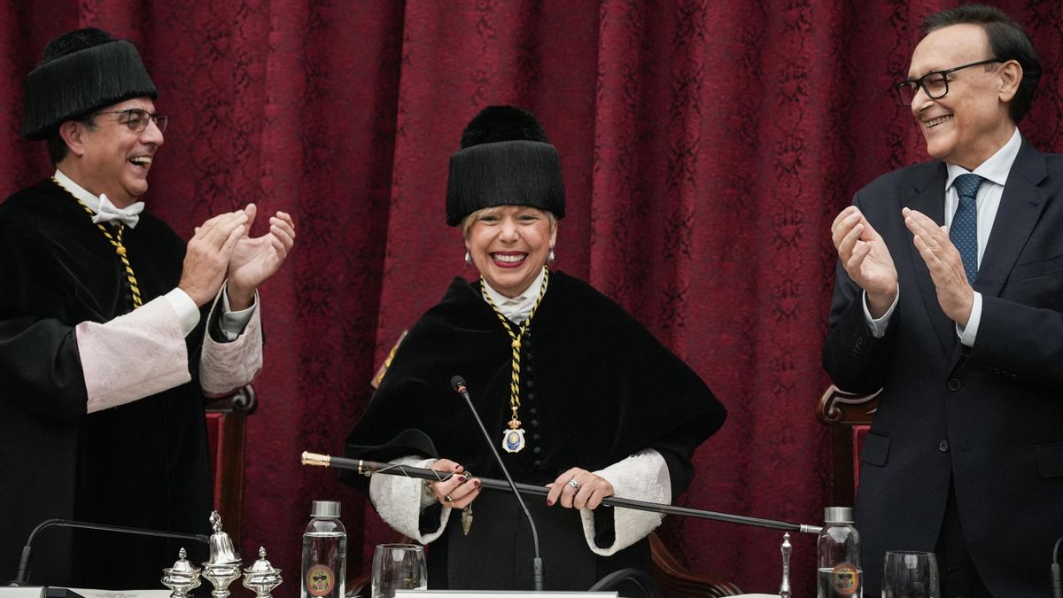 La primera rectora de la Universidad de Sevilla inaugura su mandato con un compromiso de unidad y defensa de la pública