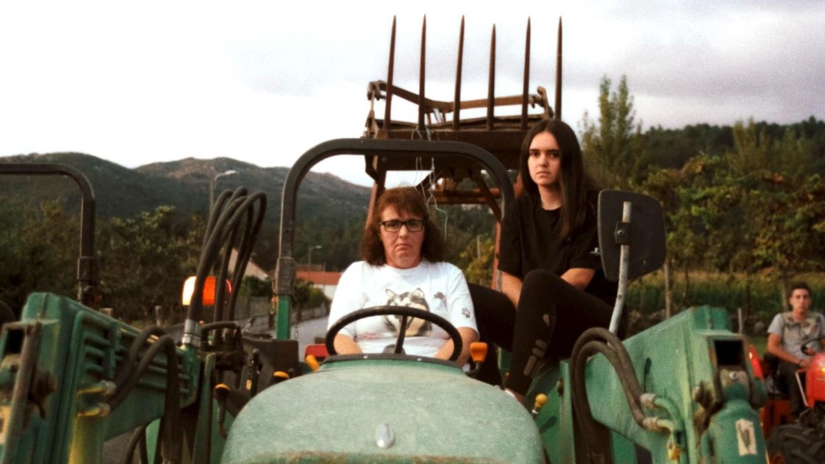 Fotograma de la película del momento en el que las mujeres de Covas do Barroso impiden con sus tractores el paso de las máquinas de la empresa minera