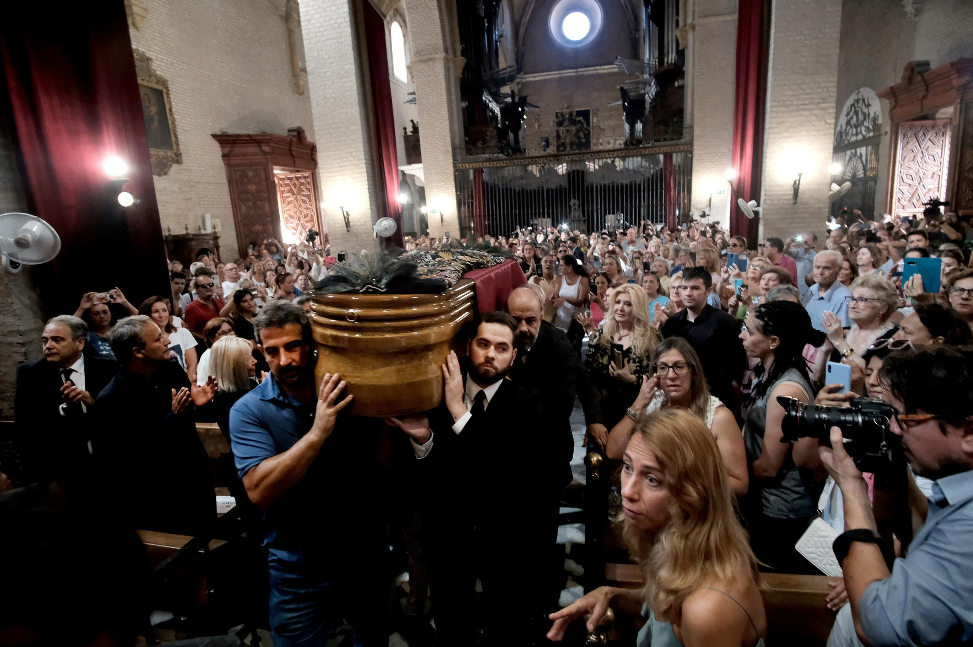 El último paseo de María Jiménez por las calles de Sevilla, en imágenes