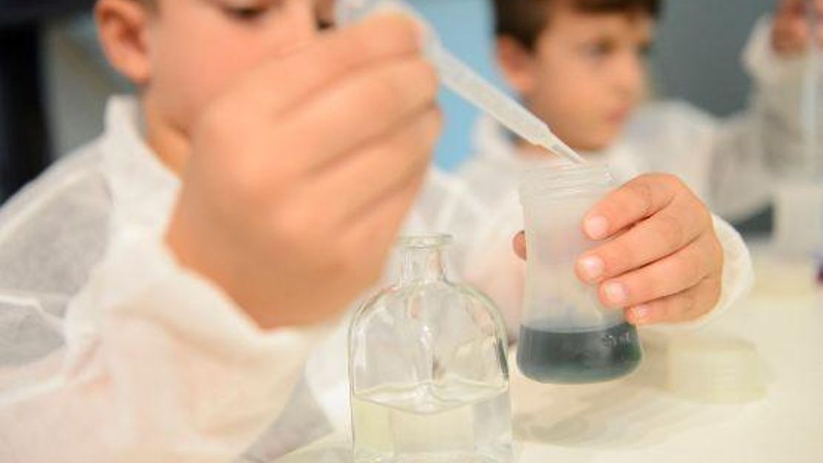 Niños experimentando en el Museu de les Ciències de Valencia.