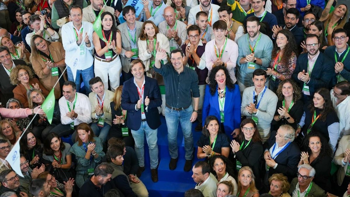 Juan Manuel Moreno y Antonio Repullo, que repite como número dos del partido, tras el recuento de votos del que ha salido reelegido presidente del PP-A con el 99,95% de apoyos.