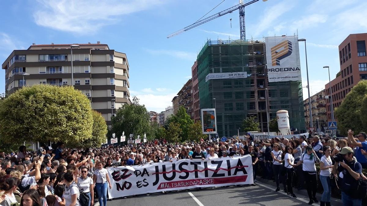 Miles de personas se manifiestan en Pamplona en contra de la sentencia del 'caso Alsasua'