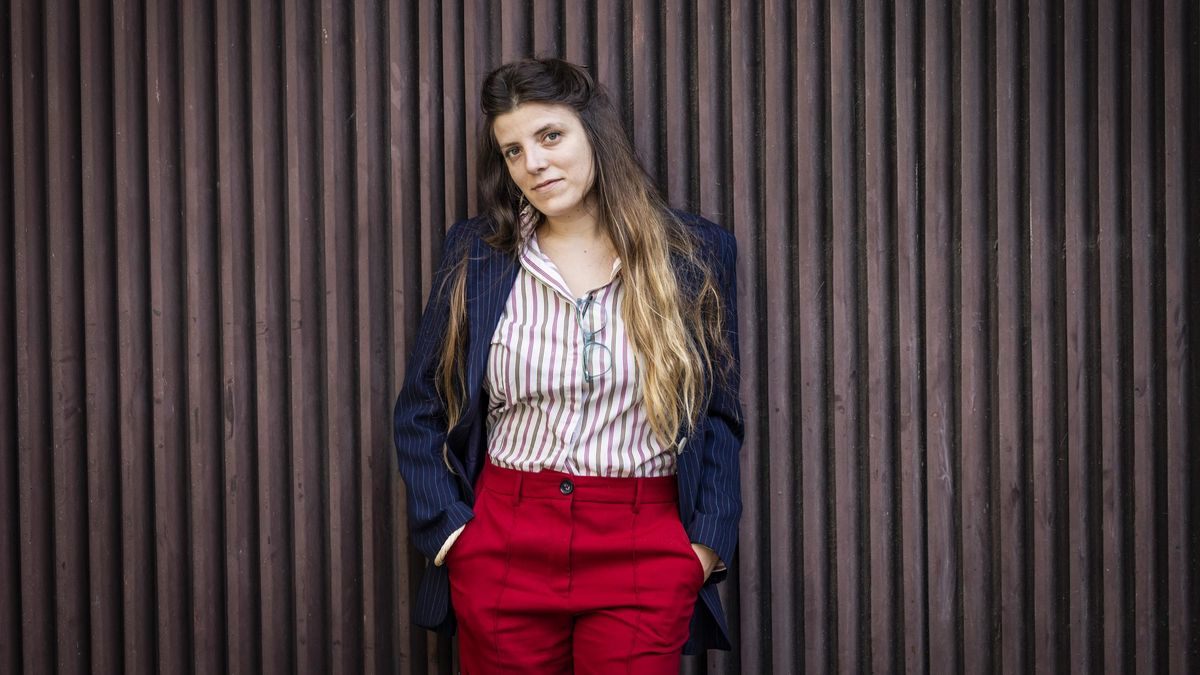 Júlia Bacardit té intuïció, mirada i veu literària, i un tremp narratiu que evoca, en part, la millor prosa catalana sorgida del periodisme..