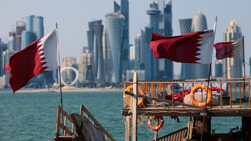 DOHA (Qatar), 28/02/2026.- Banderas de Catar ondean en barcos con el horizonte de Doha, Catar, como telón de fondo, el 28 de febrero de 2026. Catar declaró el estado de emergencia nacional tras los ataques conjuntos de Estados Unidos e Israel contra Irán. (Catar) EFE/EPA/Hannibal Hanschke