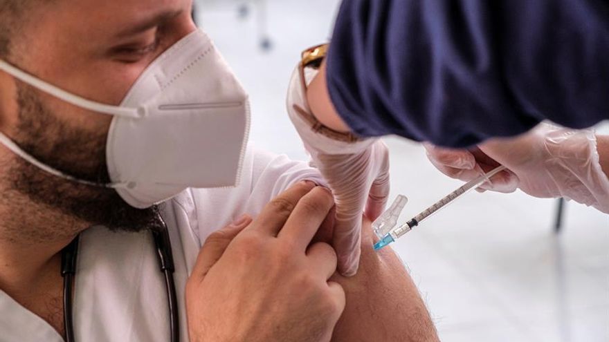 Este lunes el Servicio Canario de Salud comenzó a vacunar al personal sanitario de Gran Canaria, concretamente ha sido en el centro de salud de Escaleritas, en Las Palmas de Gran Canaria