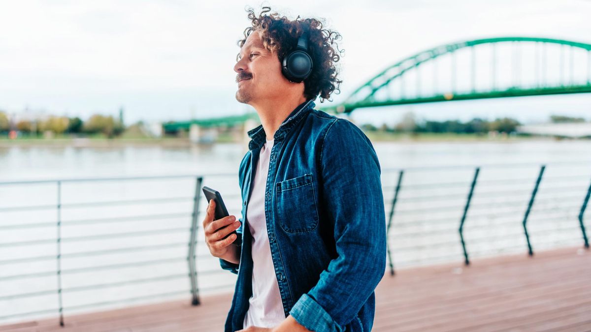 Hombre caminando con auriculares
