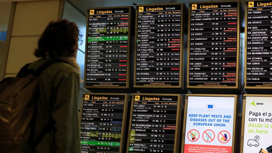 Un pasajero mira los paneles de información del aeropuerto Adolfo Suárez Madrid-Barajas, en una imagen de archivo. EFE/Fernando Alvarado