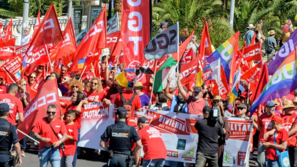 Fotogalería | Manifestación por el Primero de Mayo en las dos grandes capitales canarias