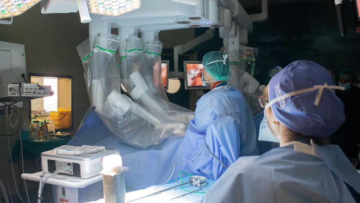 La denuncia de un cirujano de Zaragoza: robots quirúrgicos “de segunda” y 200.000 pacientes sin esta prestación