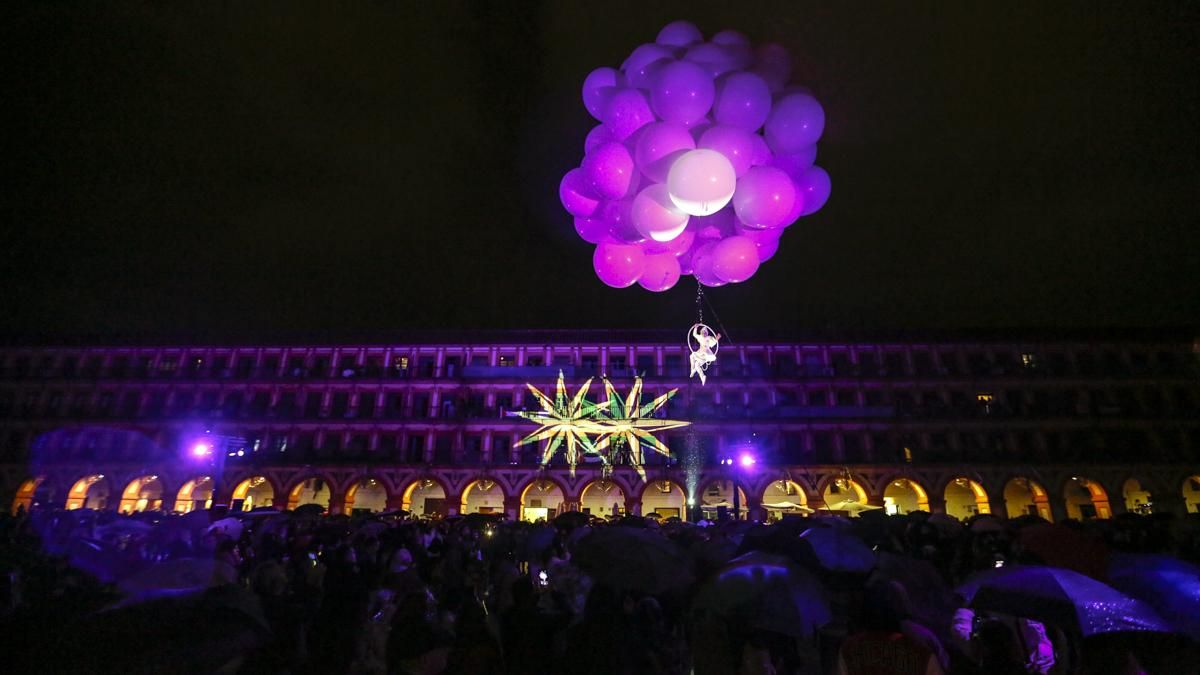 Espectáculo aéreo en la plaza de la Corredera
