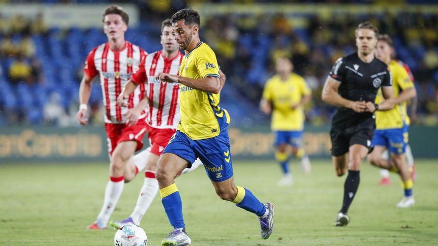 Las Palmas ve frenada su dinámica al caer frente al Almería