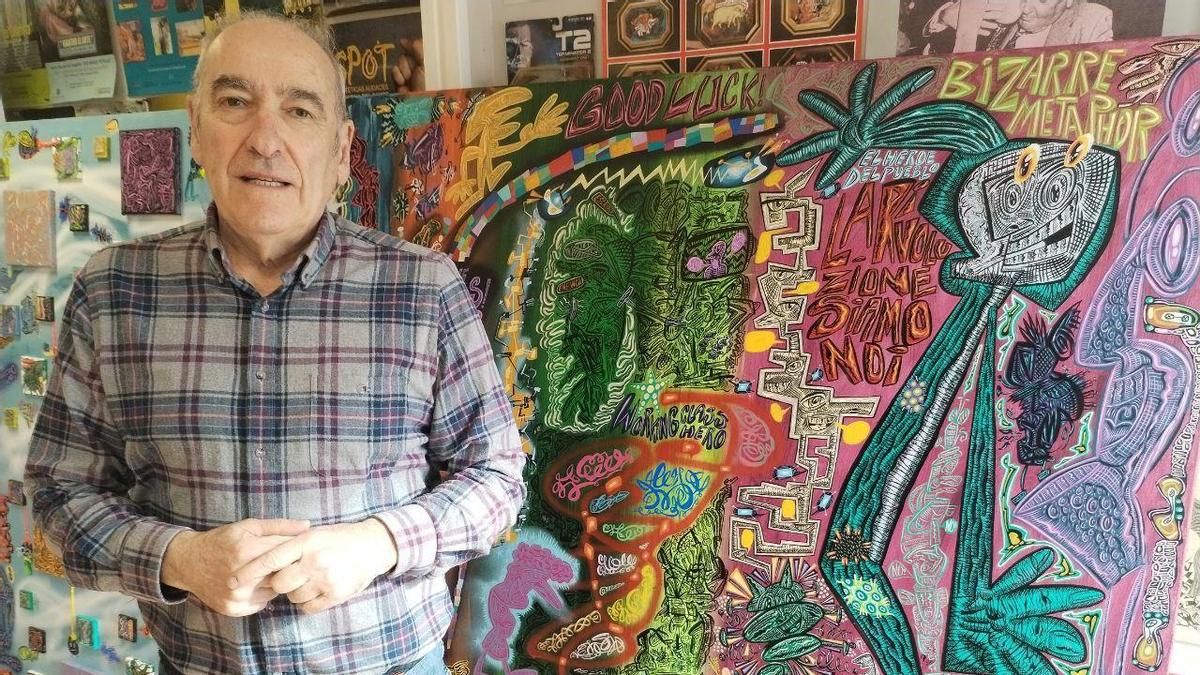 Pérez Castaños, delante de uno de sus cuadros, en Santander.