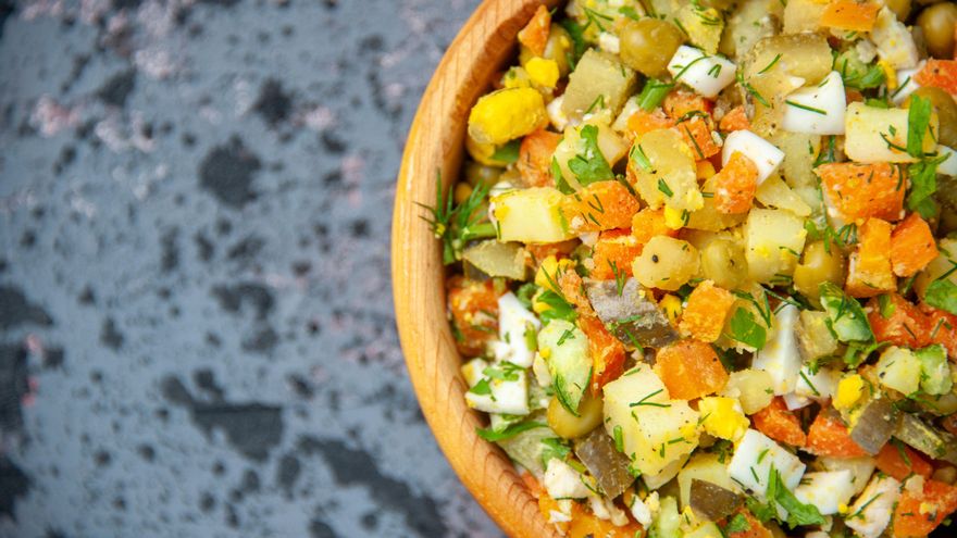 Refrescante y muy nutritiva: cómo preparar una ensalada de calabacín, boniato y alubias rojas