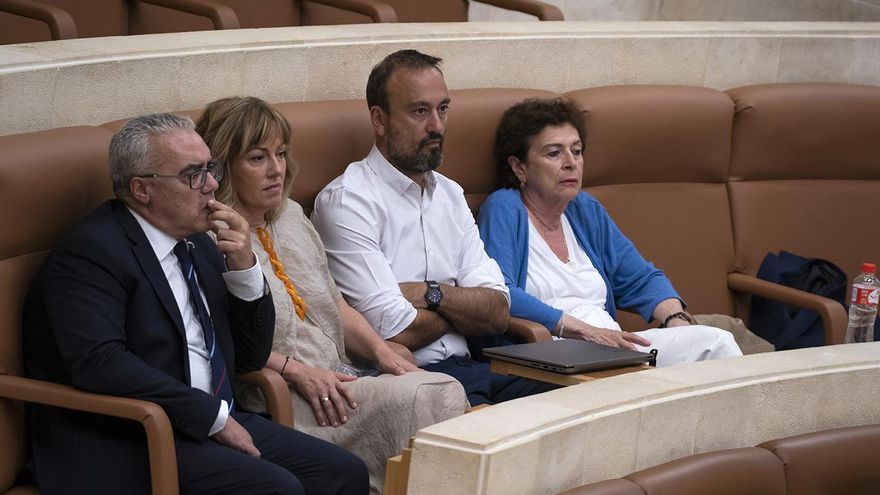 Hernando junto a otros tres diputados del PRC en el hemiciclo.