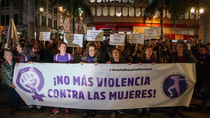 El Foro contra la Violencia de Género de Tenerife ha convocado una concentración en repulsa por el último asesinato machista ocurrido ayer en el municipio tinerfeño de Adeje. EFE/Ramón de la Rocha