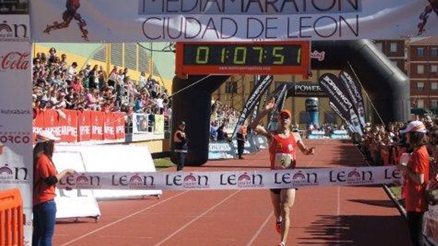 Enrique Fernández entrando a meta en primera posición.