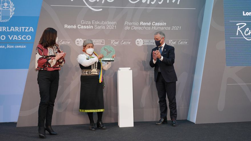 La activista y expresidenta de la Convención Constitucional de Chile Elisa Loncon Antileo recibe el Premio René Cassin de manos del Lehendakari, Iñigo Urkullu, y la consejera de Igualdad, Justicia y Políticas Sociales, Beatriz Artolazabal