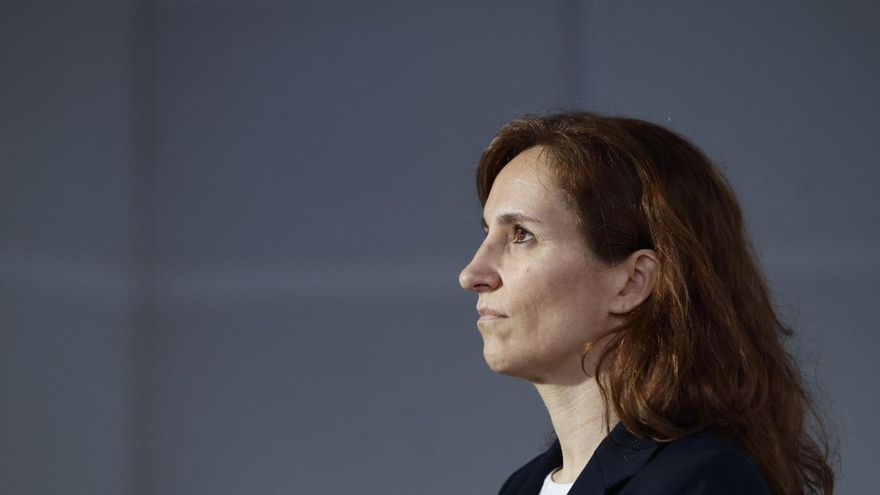 La ministra de Sanidad, Mónica García, a su llegada a la sesión de control del Gobierno en el Congreso este miércoles.