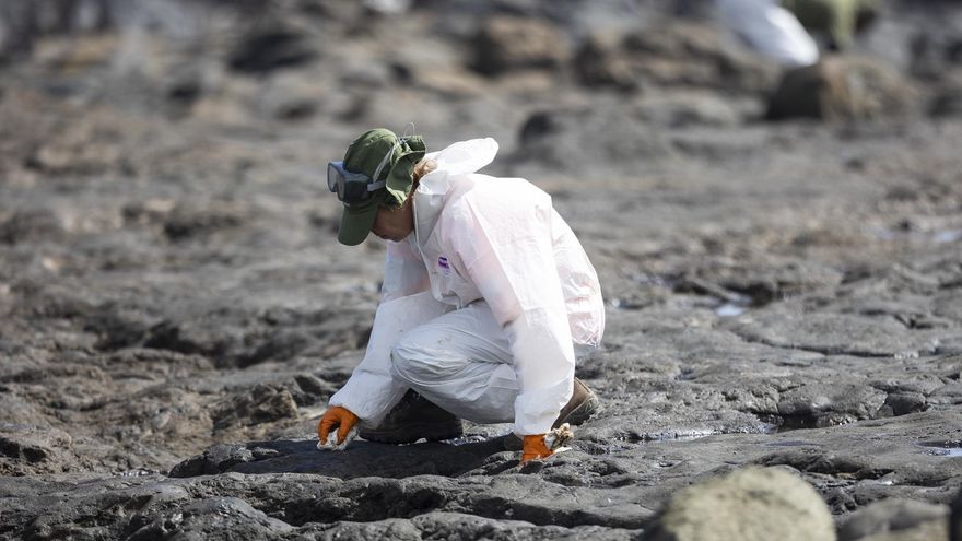Los operarios limpian “piedra a piedra” el fuel en una playa de Gran Canaria y los técnicos vigilan los cambios de corrientes