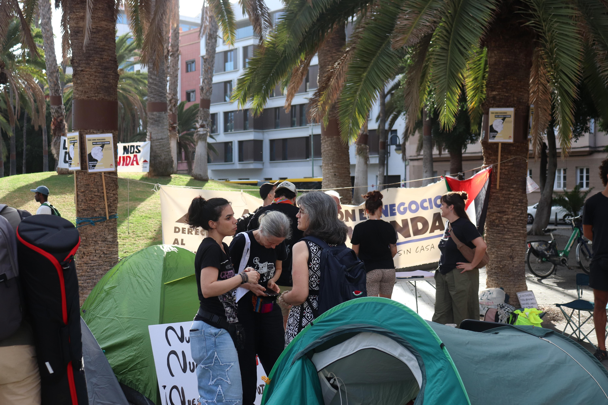 Personas en la acampada en la Plaza de la Feria (Las Palmas de Gran Canaria) por el derecho a la vivienda