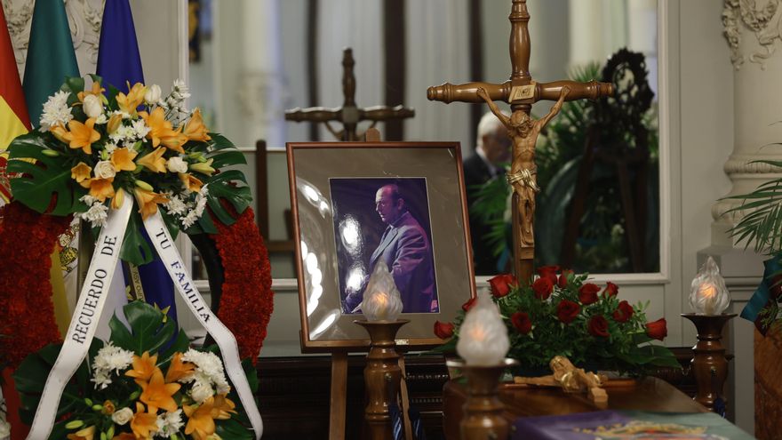 Dolor y respeto en el adiós de cientos de malagueños a Fosforito