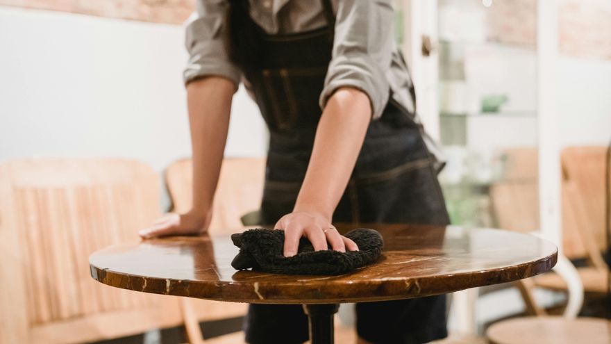 Mala praxis en restaurantes: no deberían cobrarte por el servicio, por el cubierto o por el agua