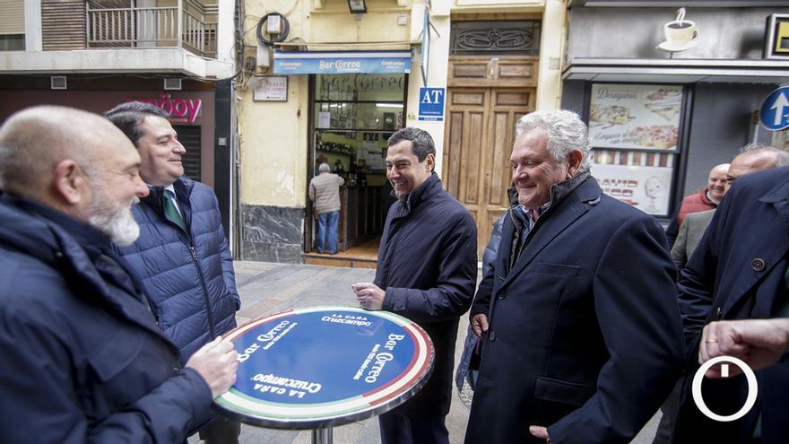 Juanma Moreno se va de paseo preelectoral por el Centro de Córdoba