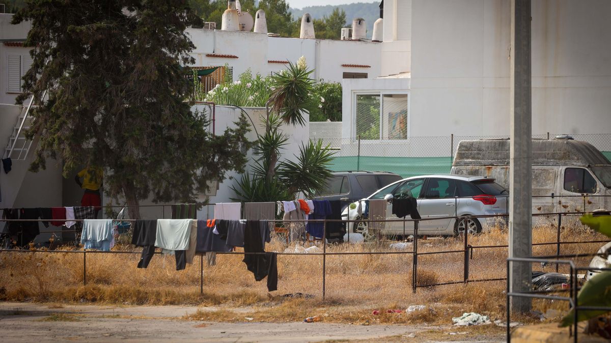 Ropa tendida en las inmediaciones del antiguo Gorila Market, evidenciando la precariedad de los trabajadores del turismo que, ante la falta de vivienda, se ven forzados a estos asentamientos.