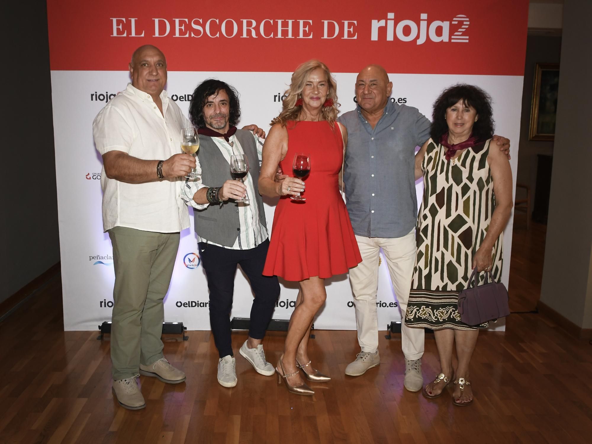 Victor Luvi, de Toldos Masi, con amigos en El Descorche