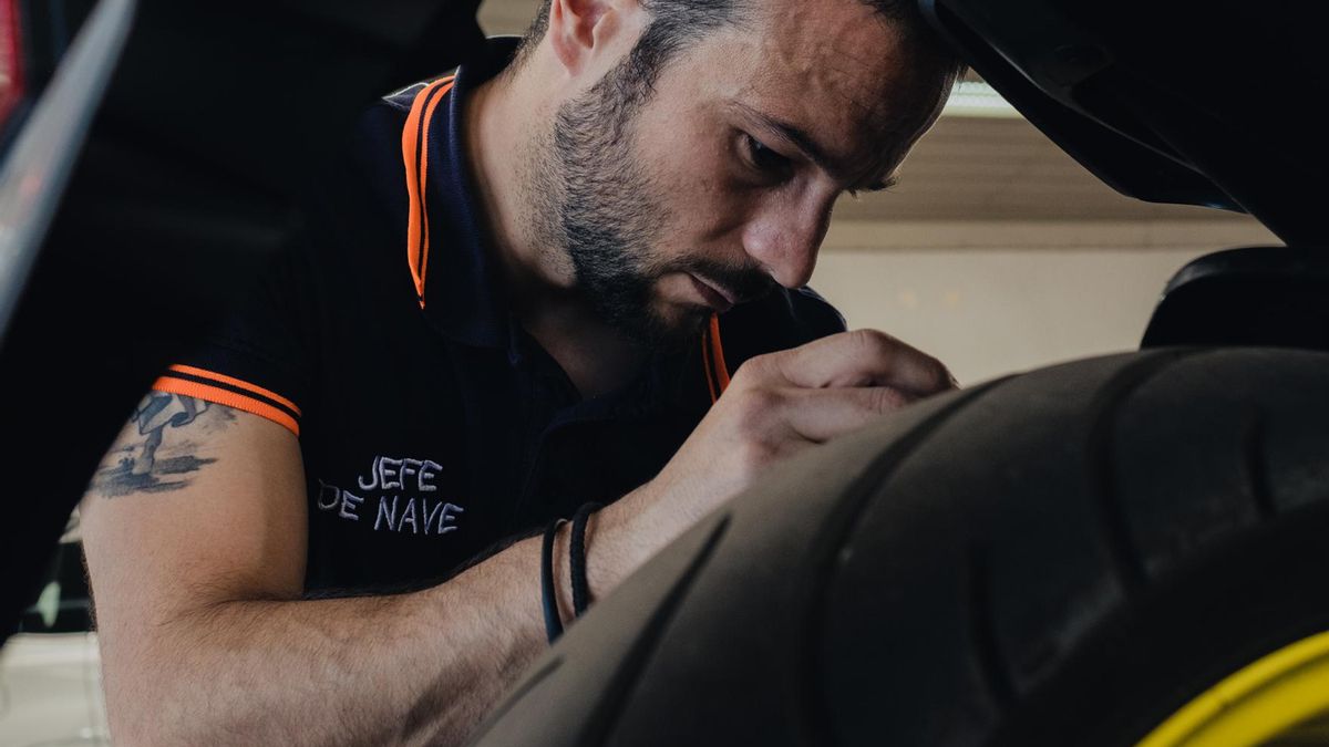 Los neumáticos, por ejemplo, deben revisarse en cuanto a presión, profundidad del dibujo y presencia de cortes o ampollas