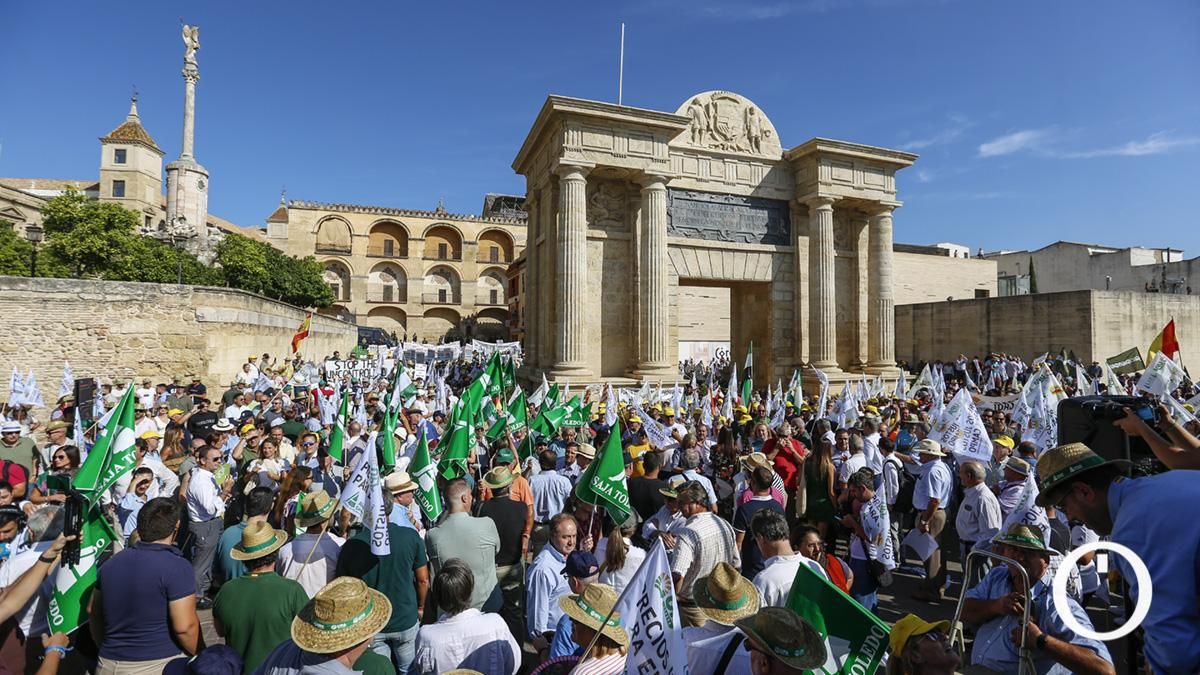 Concentración del sector agrario ante los ministros de la Unión Europea en la Puerta del Puente