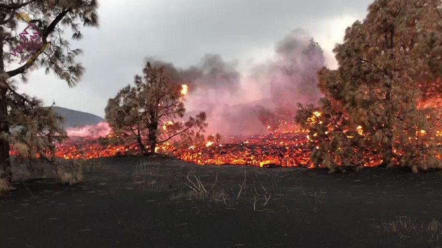 Aterrador e irreal: así es el paisaje que deja a su paso la nueva colada de lava de La Palma