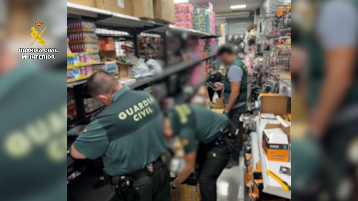 Los agentes, inspeccionando el bazar.